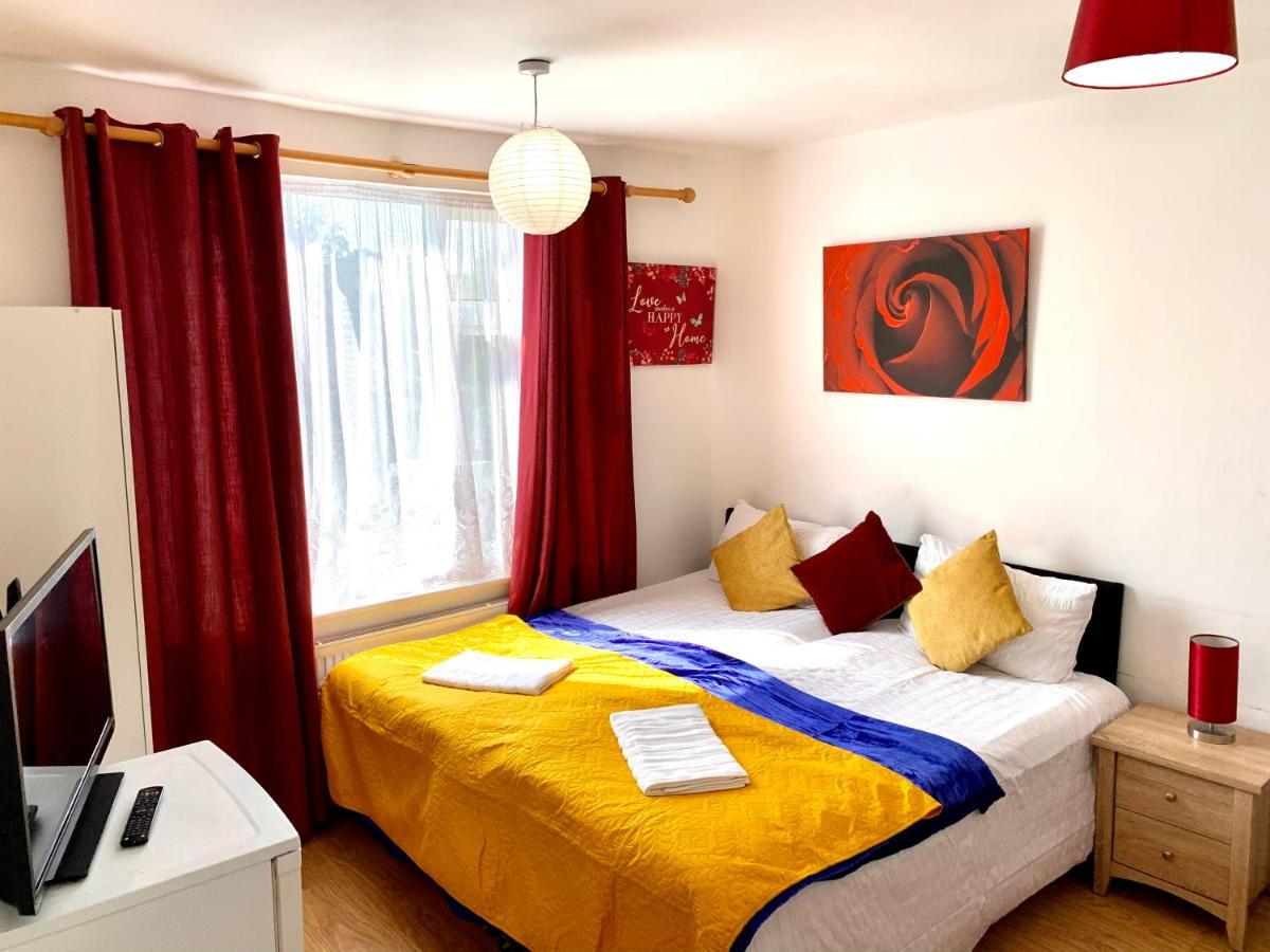 אילפורד Studio Apartment, Private Bathroom And Parking מראה חיצוני תמונה