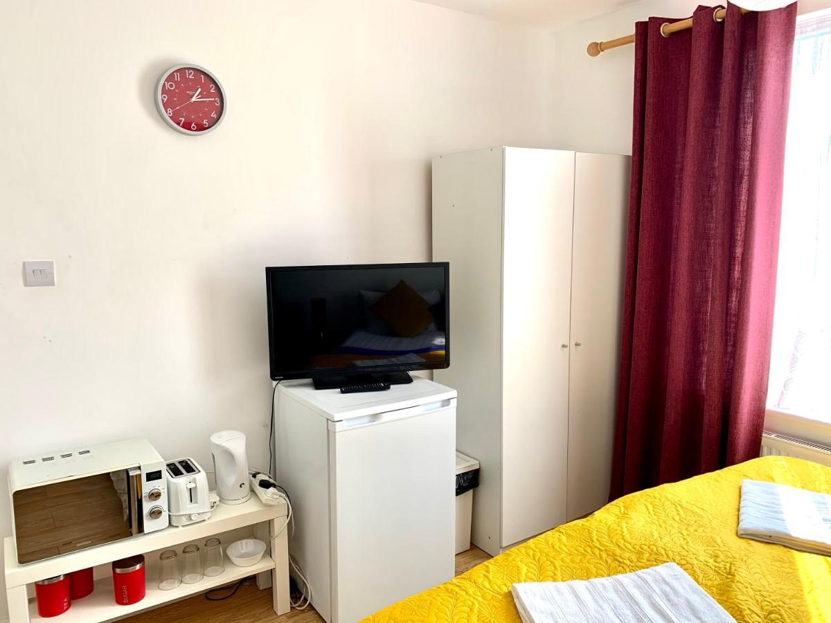 אילפורד Studio Apartment, Private Bathroom And Parking מראה חיצוני תמונה