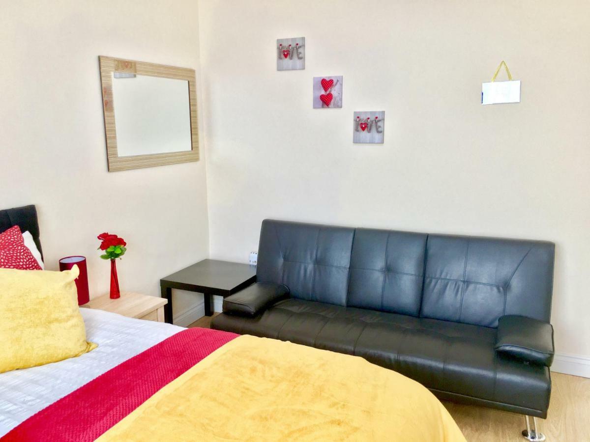 אילפורד Studio Apartment, Private Bathroom And Parking מראה חיצוני תמונה