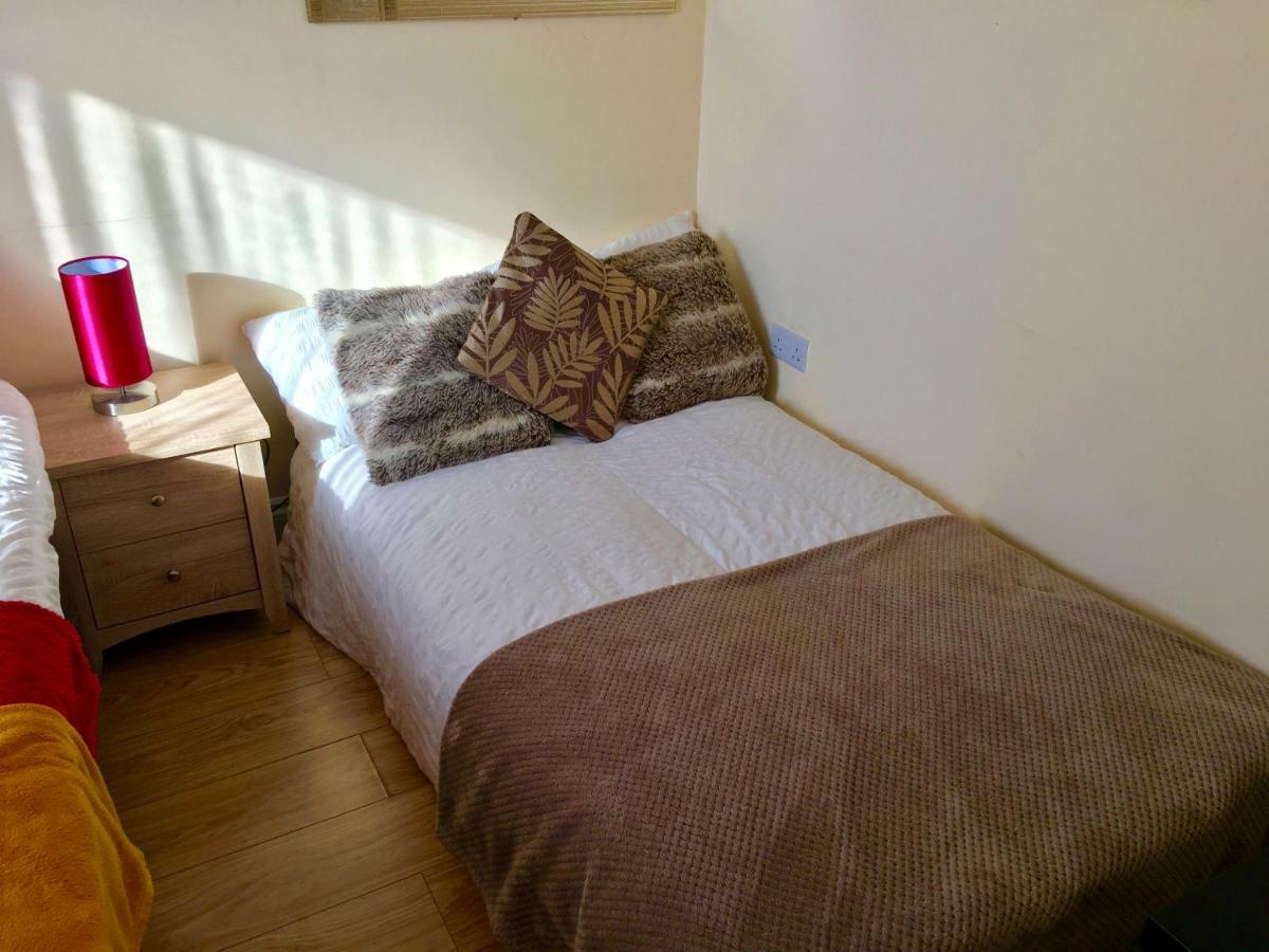 אילפורד Studio Apartment, Private Bathroom And Parking מראה חיצוני תמונה